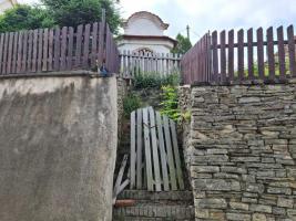 Kaplička v zahradě č.p. 163 v Lochovicích Fotografie objektu