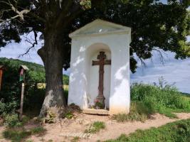 Kaplička u žluté TZ, vedoucí z Hlásné Třebaně na hrad Karlštejn Fotografie objektu