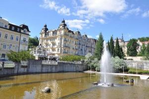 Vodotrysk Vodník v jezírku u promenády města Bad Homburgu v Mariánských Lázních Fotografie objektu