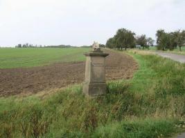 Podstavec nesoucí dříve kříž na křižovatce silnici jihozápadně od Smidarské Lhoty Fotografie objektu