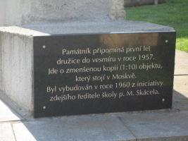 Památník letu první družice Země u zastávky autobusu v Suché Rudné Fotografie objektu