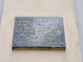 Pamětní deska kázání Msgre Bohumila Staška na kostele svatého Vavřince jižně Domažlic Fotografie objektu