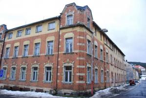 Pamětní deska Vladimíra Ráže na domě čp. 441 v ulici bratří Čapků v Nejdku Fotografie objektu