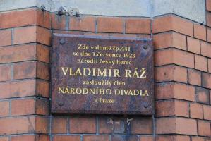 Pamětní deska Vladimíra Ráže na domě čp. 441 v ulici bratří Čapků v Nejdku Fotografie objektu