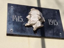 Pamětní deska Mistra Jana Husa na mateřské škole v Druztové Fotografie objektu