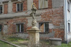Socha Panny Marie před kostelem svatého Mikuláše v Mikulášovicích Fotografie objektu