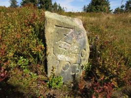 Hraniční kámen na turistické stezce ze Skřítku na Praděd Fotografie objektu