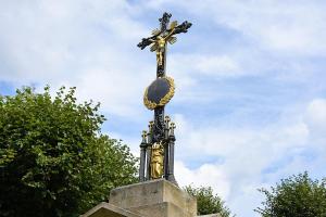 Centrální kříž hřbitova v Trávníku Fotografie objektu