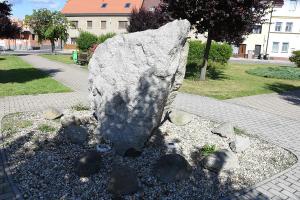 Kamenný monolit v parku Dolního náměstí v Hrádku nad Nisou Fotografie objektu