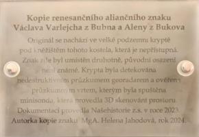 Kopie kamene s aliančními znaky v kostele Nanebevzetí Panny Marie ve Zvíkovci Fotografie objektu