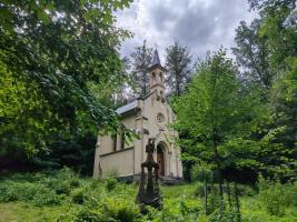 Kaple svatého Antonína v Javorníku u lesní cesty Fotografie objektu