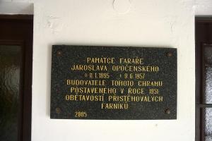 Pamětní deska Jaroslava Opočenského na evangelickém kostele v Chotiněvsi Fotografie objektu