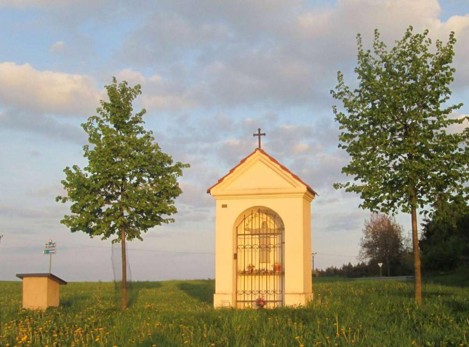 Kaplička s náznakem místnosti nad Vladměřicemi (okres Plzeň-sever)