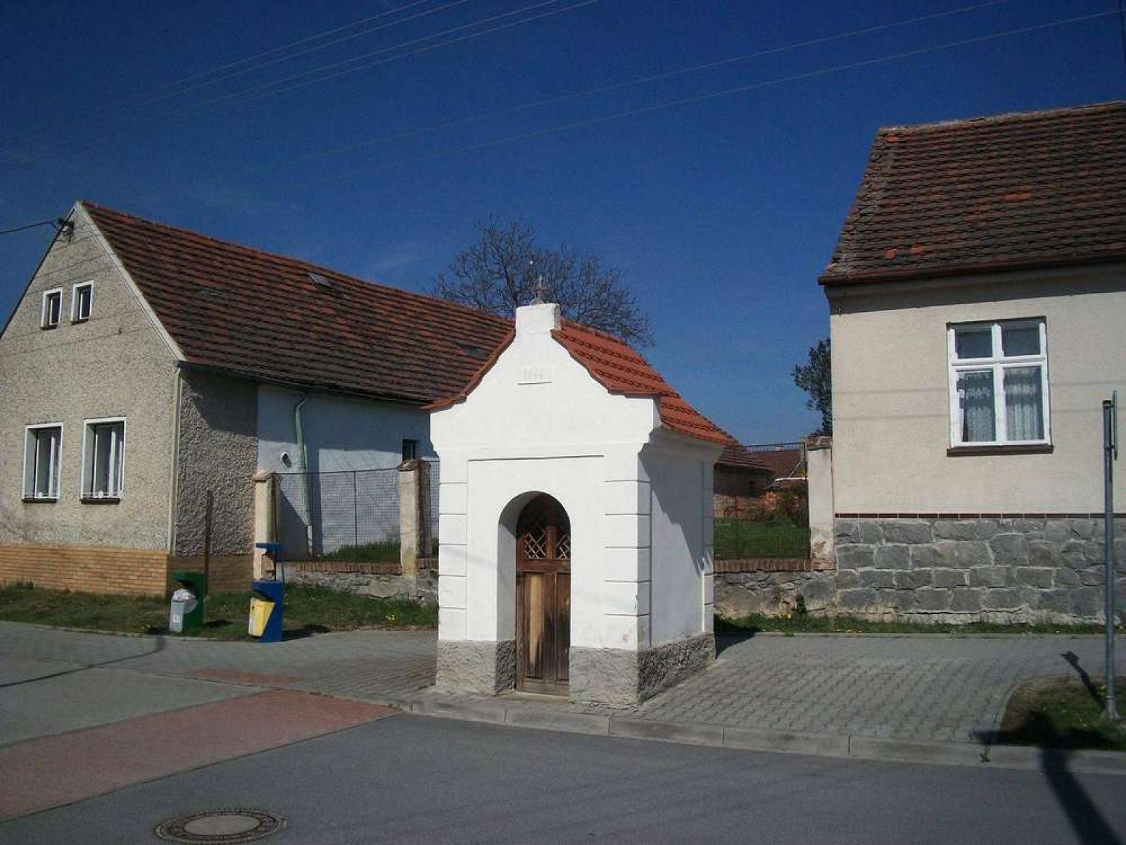 Kaplička v Černicích